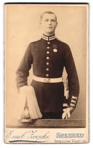 Fotografie Emil Zoepke, Spandau, Stresowplatz 16, Garde-Soldat in Uniform mit Centenar-Medaille und Bajonett