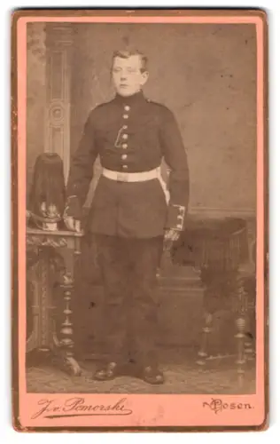 Fotografie J. v. Pomorski, Posen, Wilhelm-Str. 11, Soldat in Uniform mit Paradehelm und Bajonett