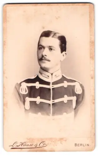 Fotografie L. Haase & Comp., Berlin, Unter den Linden 62-63, Garde-Husar in Attila
