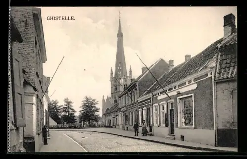 AK Ghistelle, Strassenpartie mit Geschäften u. Kirche