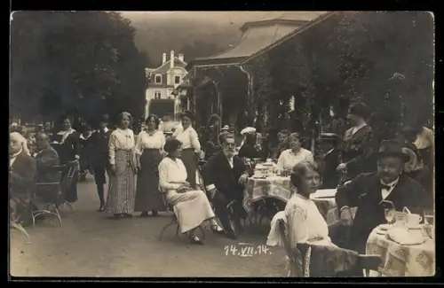 Foto-AK Bad Brückenau, Kurkolonnaden mit Kurgästen 1914