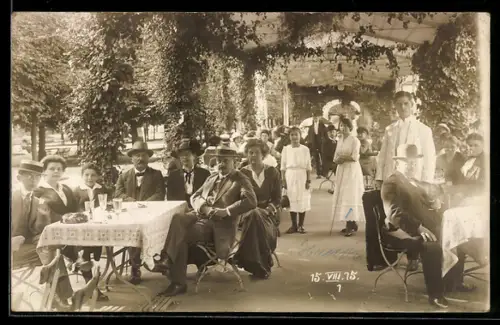 Foto-AK Bad Brückenau, Kurkolonnaden, Kurgäste an Tischen sitzend 1915