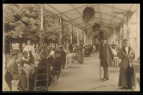 Foto-AK Bad Brückenau, Kurkolonnaden mit Kastanienbäumen