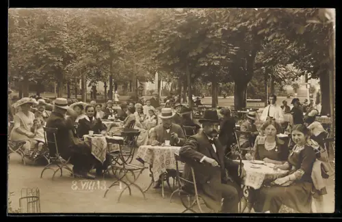 Foto-AK Bad Brückenau, Kurkolonnaden, Kurgäste im Freien sitzend 1913