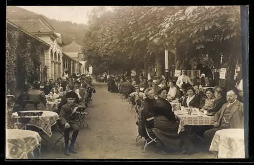 Foto-AK Bad Brückenau, Kurkolonnaden, Kurgäste unter Kastanien 1913