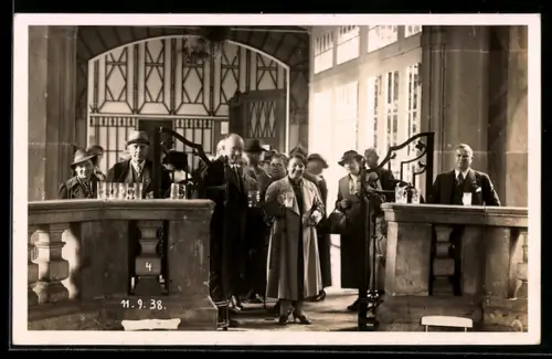 Foto-AK Bad Brückenau, Kurkolonnaden, Kurgäste mit Gläsern 1938