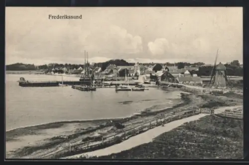 AK Frederikssund, Hafenpartie mit Anleger, Booten und Windmühle