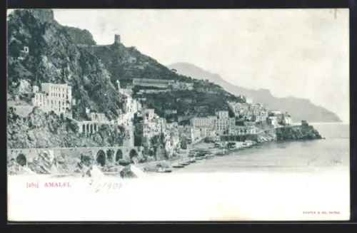 AK Amalfi, Küstenpanorama mit Stadt und Hafen