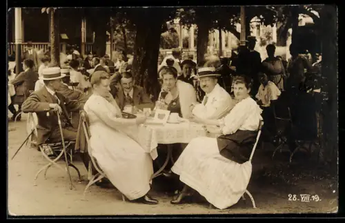 Foto-AK Bad Brückenau, Kurkolonnaden, Gruppe an einem Tisch sitzend 1919