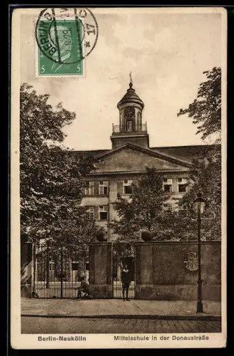 AK Berlin-Neukölln, Mittelschule in der Donaustrasse, Aussenansicht mit Grünanlage