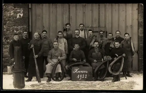 Foto-AK Gross-Felda, Auszubildende der Pferdefachschule im Jahr 1922 mit Werkzeugen