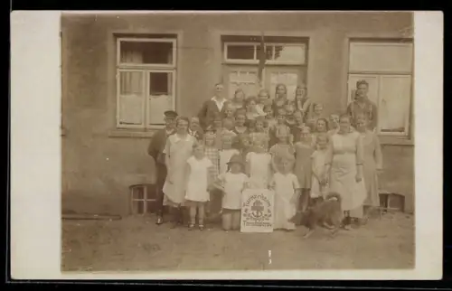 Foto-AK Tensfeld, Tensfelderau, Gruppenportrait vor dem Turnerheim mit Hund