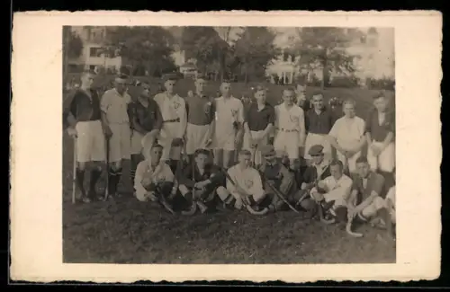 Foto-AK Hannover, Hockeymannschaft Hannover HC auf einer Wiese