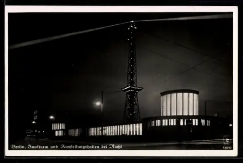 AK Berlin-Charlottenburg, Ausstellungshalle und Funkturm bei Nacht