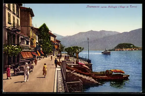 AK Tremezzo /Lago di Como, Verso Bellagio, passeggiata sul lungolago con barche e traghetto in lontananza