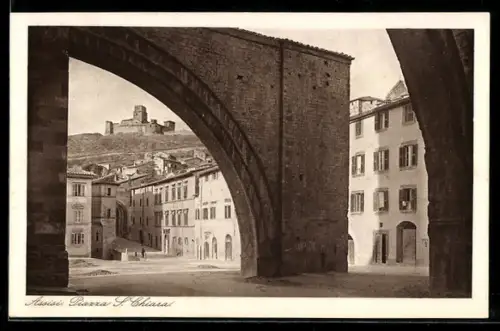 AK Assisi, Piazza S. Chiara, Blick durch die Strebebogen der Kirche S. Chiara auf die Stadt