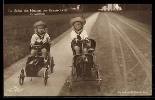 AK Die Söhne des Herzogs von Braunschweig in Tretautos, in Matrosenuniformen