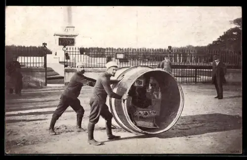 AK Die Reise um die Welt, Zanardi Attilio und Vianello Eugen rollen eine Tonne um die Welt