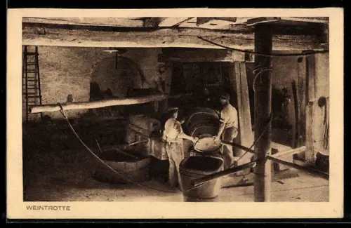 AK Weintrotte, Arbeiter beim Ausschütten des Fasses