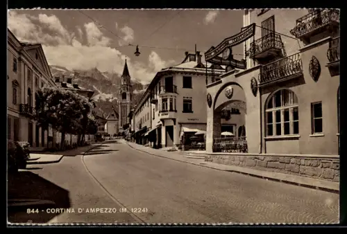 AK Cortina d`Ampezzo, Strassenpartie mit Kirchblick