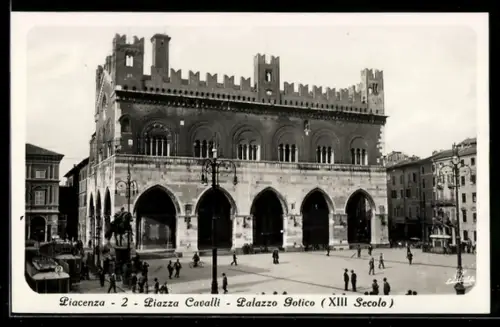 AK Piacenza, Piazza Cavalli, Palazzo Gotico