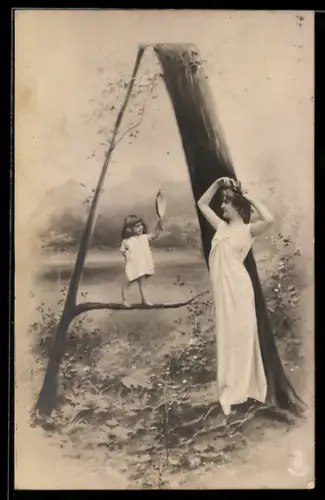 AK Buchstabe A, Kind hält den Spiegel für die Frau