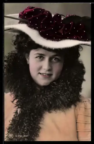 Foto-AK RPH Nr. S. 352-4557: Fräulein mit Fellschal und Hut