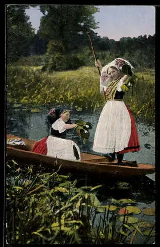 AK Spreewälderinnen beim Pflücken von Seerosenblättern, Tracht Spreewald