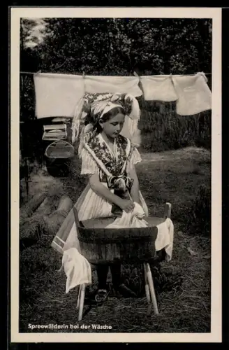 AK Frau in Spreewälder Tracht bei der Wäsche