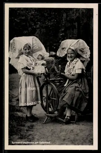 AK Mädchen in spreewälder Tracht mit Puppe am Spinnrad