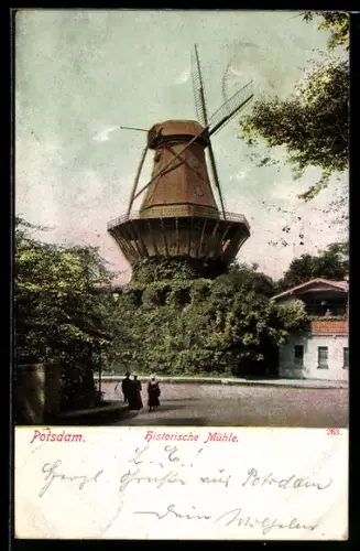 AK Potsdam, Park Sanssouci, Spaziergänger an der Historischen Windmühle