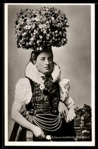 AK Schwarzwälderin in Tracht mit einem Schappel