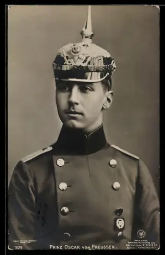 AK Portrait Prinz Oskar von Preussen in Uniform mit Pickelhaube, Uniformfoto