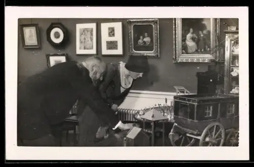 AK Königin Juliana von den Niederlanden bei Betrachtung einer Modell-Kutsche in Haarlem 1931