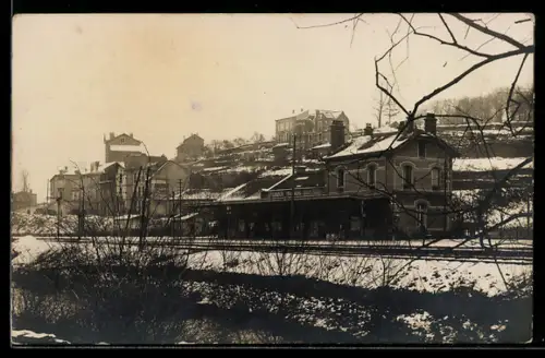 Foto-AK Briey, Partie am verschneiten Bahnhof