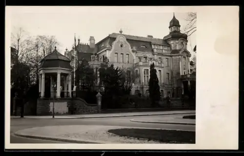 Foto-AK Berlin-Grunewald, Partie auf dem Vorplatz vom Bahnhof Grunewald, Pavillon und Villa
