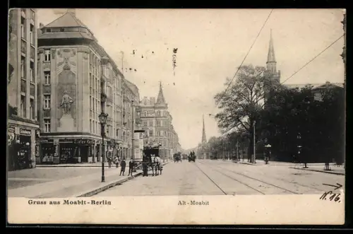 AK Berlin-Moabit, Strassenpartie Ecke Thomasiusstrasse in Alt-Moabit mit Kirche und Schuhwarengeschäft