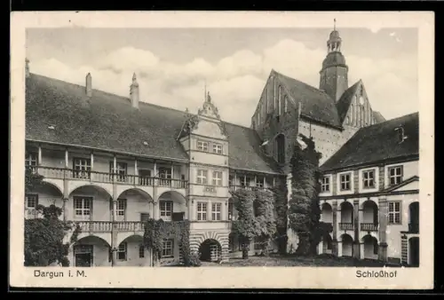 AK Dargun i. M., Schlosshof mit Turmgebäude