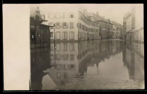 Foto-AK Würzburg, Hochwasser 1909, Überschwemmte Strasse mit Fachwerkgebäude
