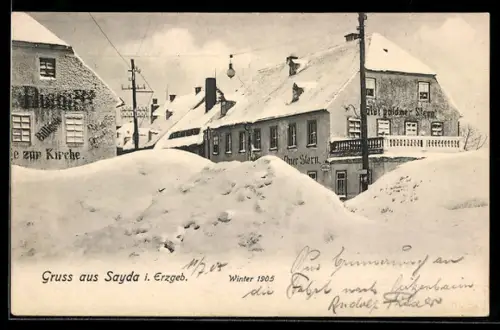 AK Sayda i. Erzgeb., Hotel goldner Stern u. Gasthaus zur Kirche hinter aufgetürmtem Schnee