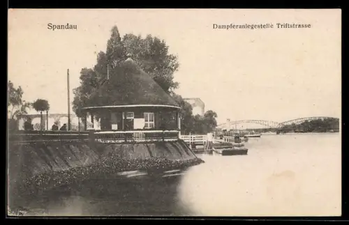 AK Berlin-Spandau, Dampferanleger Triftstrasse, Panorama vom Wasser mit Rundgebäude, Bogen-Bauwerk, Brücke