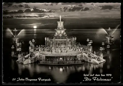 AK Bregenz, Festspiele 1970, Die Fledermaus, Szenenbild mit Abendsonne, 25 Jahre Bregenzer Festspiele