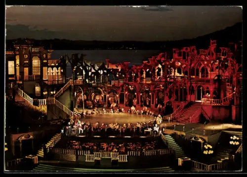 AK Bregenz, Festspiele 1976, Spiel auf dem See, Hoffmanns Erzählungen, Szenenbild mit Uferpanorama