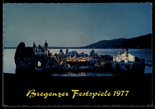 AK Bregenz, Festspiele 1977, Spiel auf dem See, Oberon, Szenenbild, Bühnen-Gesamtansicht mit Uferpanorama