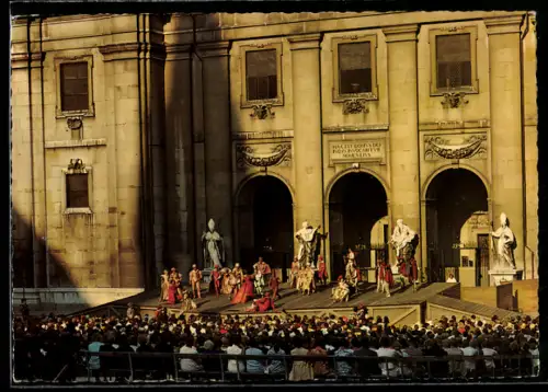 AK Salzburg, Salzburger Festspiele, Jedermann-Aufführung vor dem Dom, Szenenbild mit Publikum