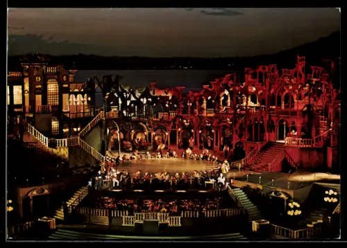 AK Bregenz, Festspiele 1976, Spiel auf dem See, Hoffmanns Erzählungen, Szenenbild mit Uferpanorama