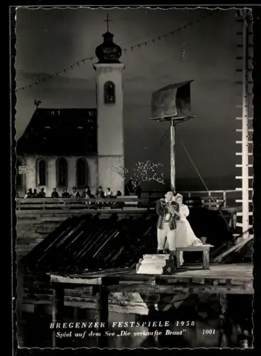 AK Bregrenz, Festspiele 1958, Spiel auf dem See, Die verkaufte Braut mit Kirche im Hintergrund