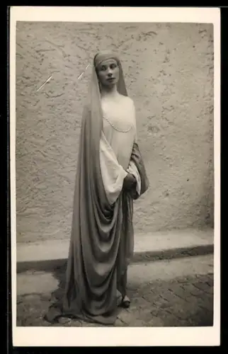 AK Salzburg, Frau im Kostüm aus dem Theaterstück Jedermann