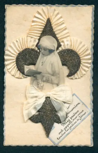 Oblaten-AK Junges Kind in weisser Kleidung mit einem Buch zur Kommunion