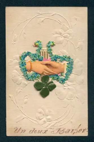 Oblaten-AK Zwei ineinandergreifende Hände, umgeben von Vergissmeinnicht und Kleeblatt